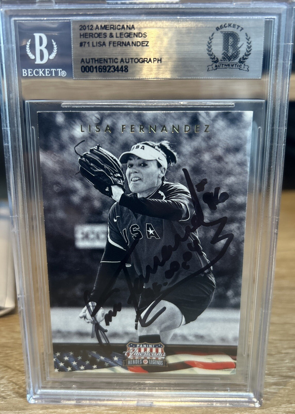 Signed Lisa Fernandez  2012 Panini Americana #71 Beckett BAS Slab