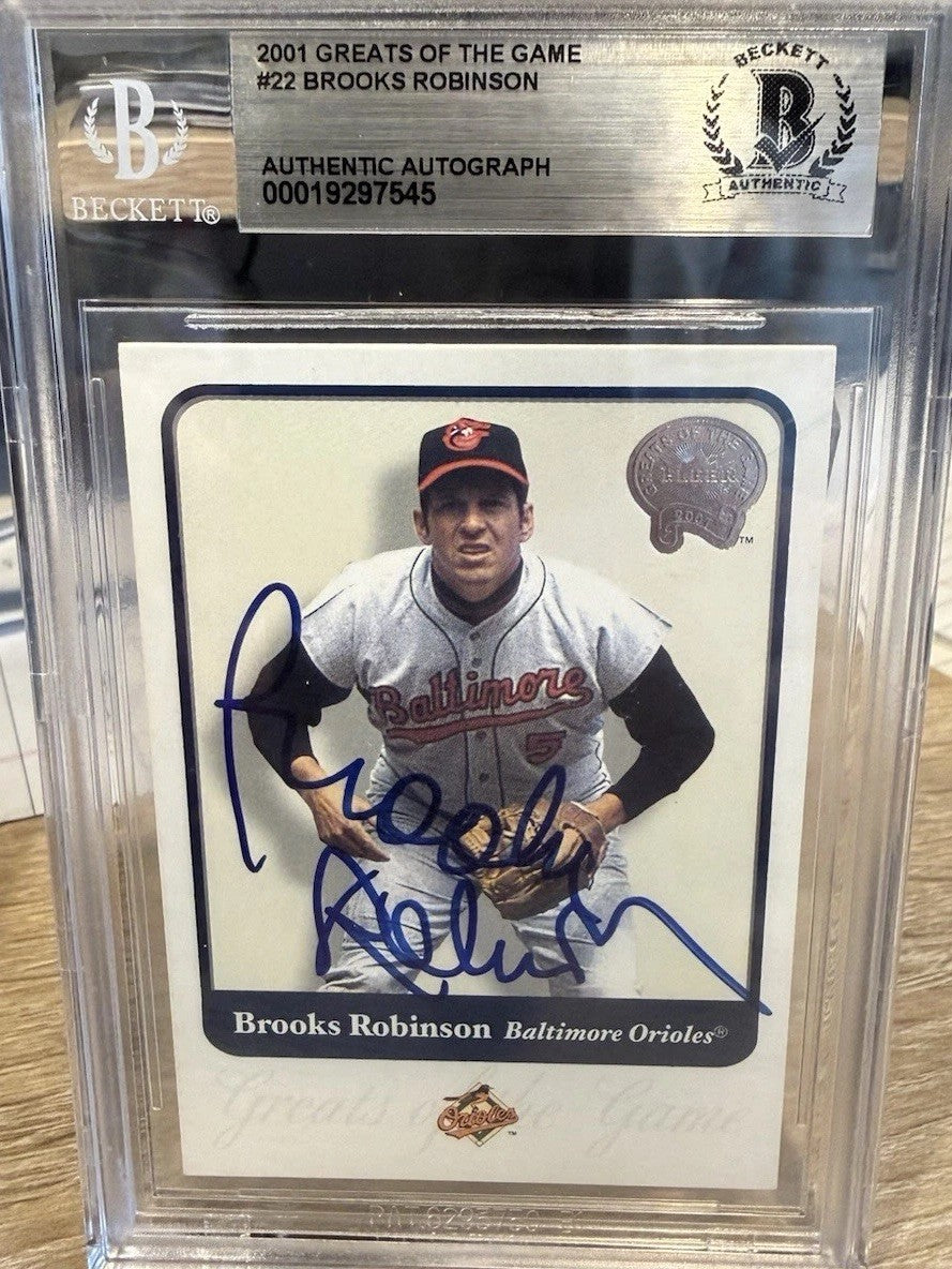 Signed 2001 Fleer Greats Of The Game #22 Brooks Robinson - BAS beckett slabbed