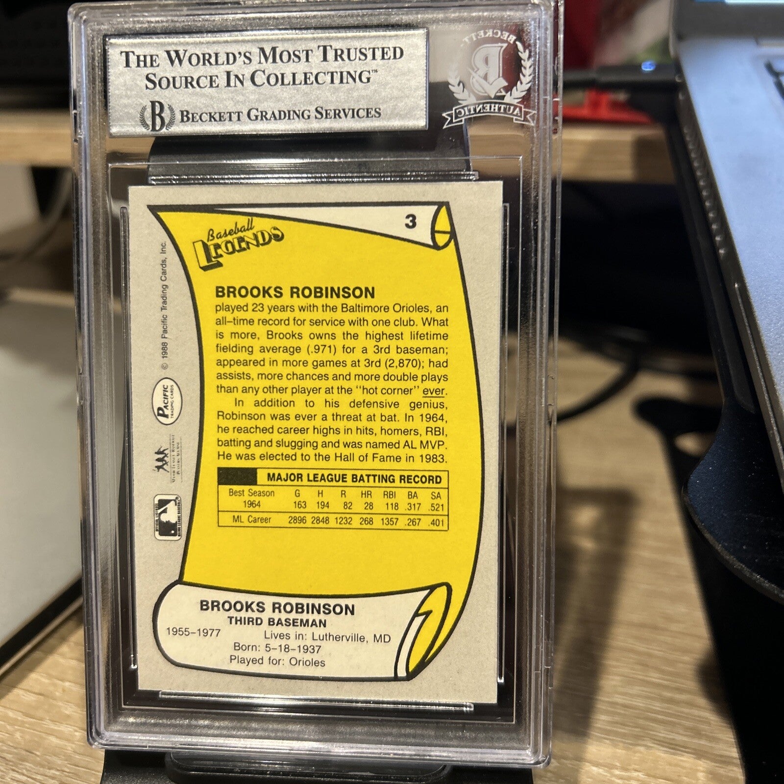 Brooks Robinson Beckett Signed 1988 Pacific Legends Autograph BAS encased